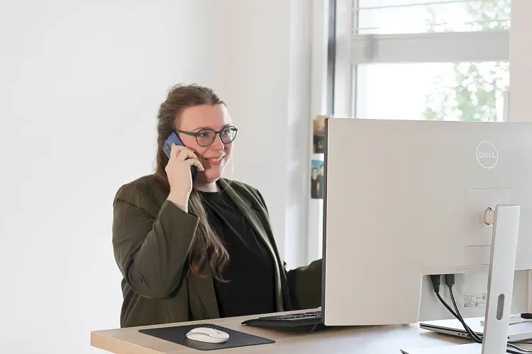Nici von Ipsom am Telefon