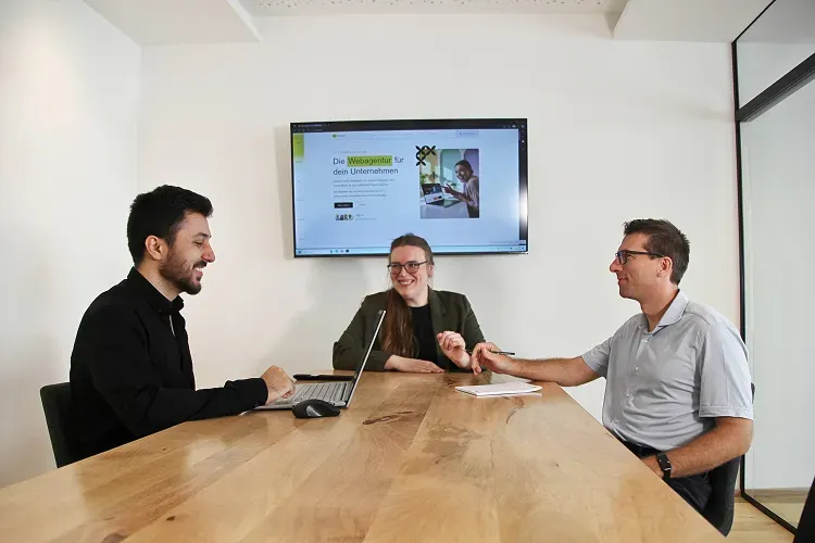 Das Ipsom-Team bespricht eine neue Website