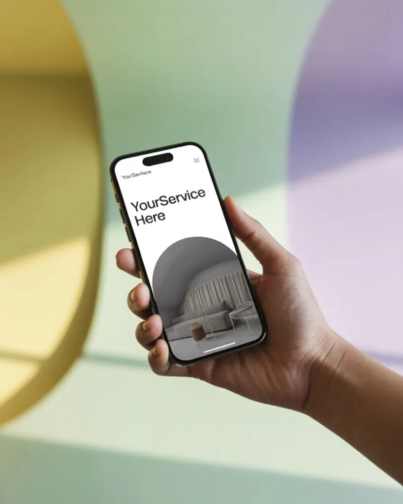 Hand hält ein Smartphone mit einer minimalistisch gestalteten Website vor Farbflächen in Gelb, Grün und Violett