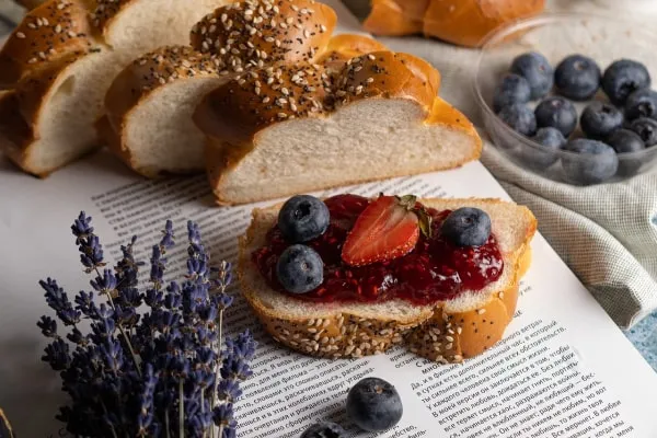 Frühstückstisch mit Gebäck und Kaffee