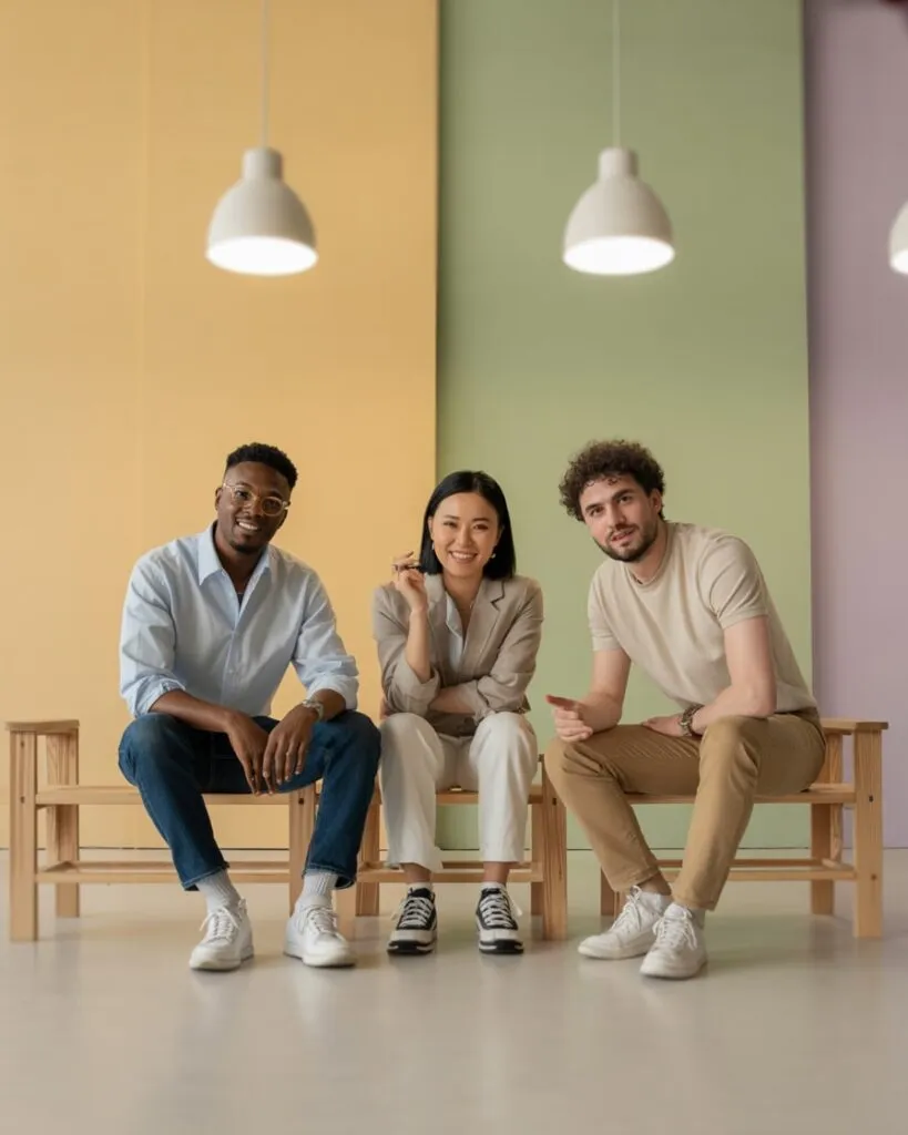 Kreatives Team einer Social Media Agentur bei einem lockeren Meeting