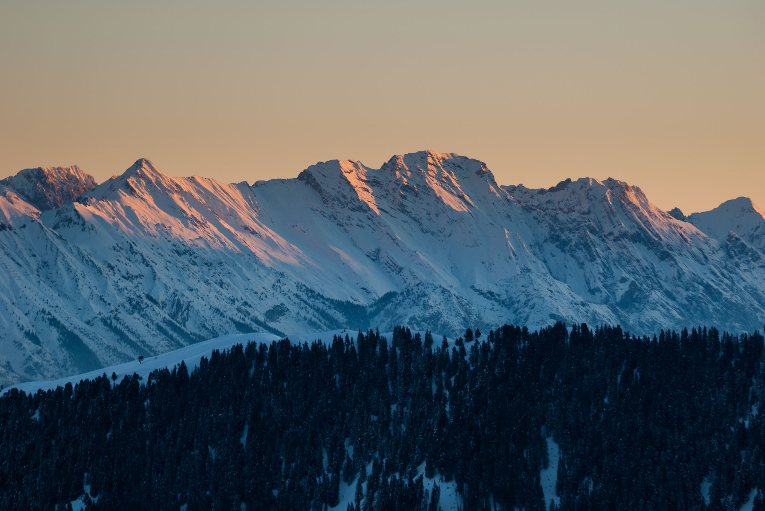 Abendrot über dem Karwendel mit Bettelwurf, Speckkarspitze und Hoher Fürleg – über dem Inntal in Tirol