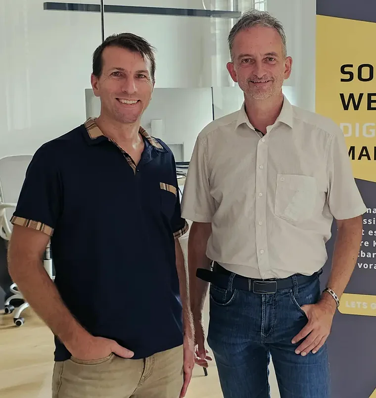 Bernd und Hermann von Ipsom vor dem Ipsom-Banner